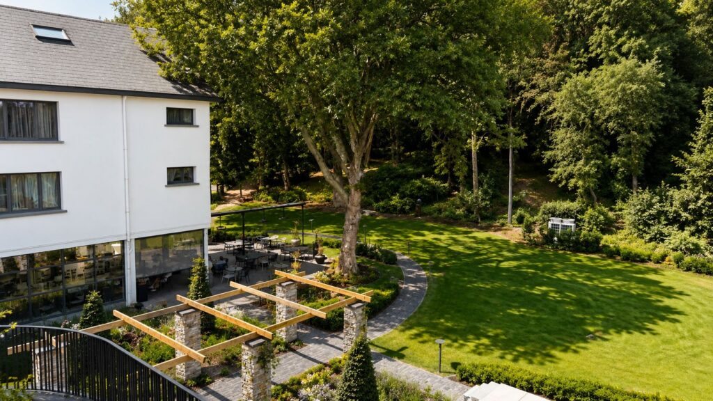 Hotel Mardaga in As, tuin met terras en pergola